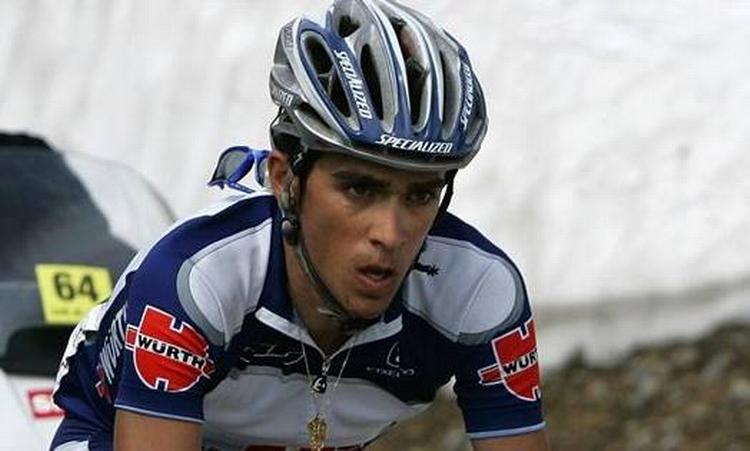 Alberto Contador bliver første mand i den varme stol. 