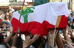 Demonstranter i Beirut marcherer efter Ahmed Mahmouds kiste. Han blev skudt under urolighederne i søndags. 