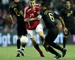 18-årige Nicklas Bendtner er en ombejlet teenager, men ifølge landstræneren skal angriberen koncentrere sig om det han er bedst til: at lave mål. 