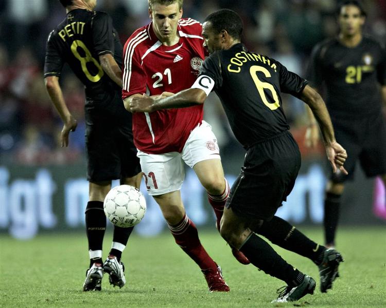 18-årige Nicklas Bendtner er en ombejlet teenager, men ifølge landstræneren skal angriberen koncentrere sig om det han er bedst til: at lave mål. 