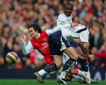 Tomas Rosicky i kamp mod Tottenham i weekenden. Nu er tjekken ude i op til tre uger med en skade. 