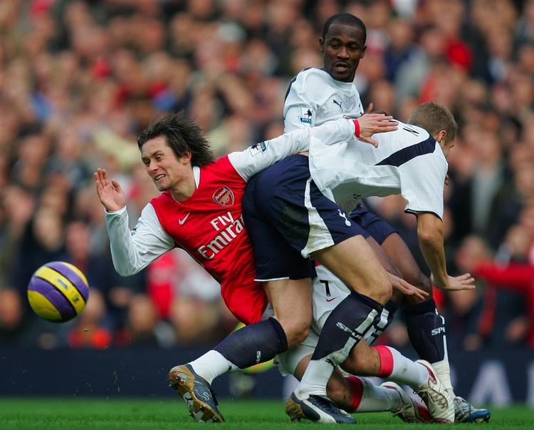 Tomas Rosicky i kamp mod Tottenham i weekenden. Nu er tjekken ude i op til tre uger med en skade. 