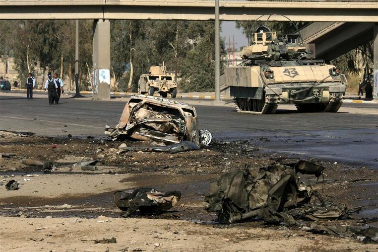 Baker-rapporten anbefaler. at de amerikanske soldater skal indtage en ny rolle i det borgerkrigshærgede Irak. Her foto fra Bagdad i går, hvor mindst 15 personer blev dræbt, da to bilbomber eksploderede. 