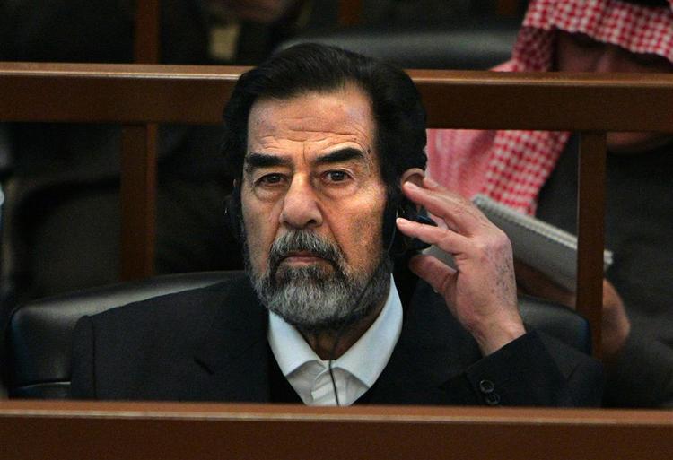 Saddam Hussein mødte i dag op i retten, selv om han i går skrev et brev til dommeren, hvor han sagde, at han ikke ville komme mere. 