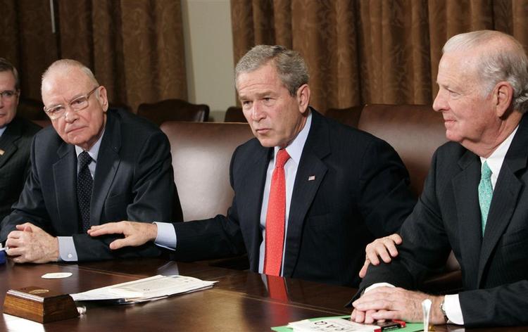 Den amerikanske præsident Bush blev tidligere i dag briefet af de to formænd for Iraq Study Group, Lee Hamilton (t.v.) og James Baker (t.h.). 