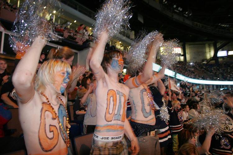 Edmonton Oilers fans på hjemmebanen i Rexall Place under en af Stanley Cup finalerne, hvor støjen var på et niveau, hvor hørepropper burde  være påbudt. 