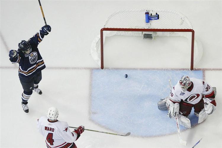 Lydniveauet på Edmontons hjemmeban i Rexall Place nåede op på samme niveau som når et jetfly letter, under Edmontons scooringer i Stanley Cup finalerne sidste sæson. Her har Edmonton Oilers' Michael Peca fået lydniveauet i vejret med en scoring i den sjette finalekamp. 