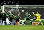 Jesper Grønkjær scorer i kampen mod Celtic. 