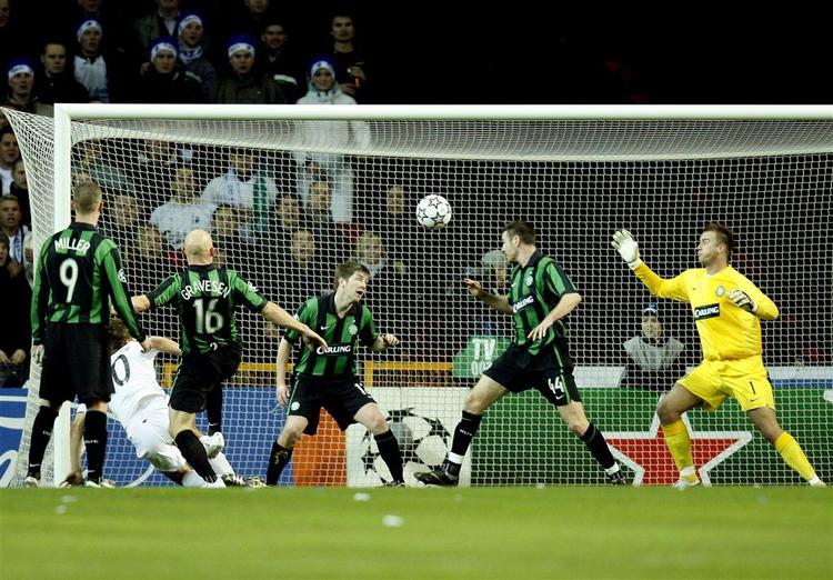 Jesper Grønkjær scorer i kampen mod Celtic. 