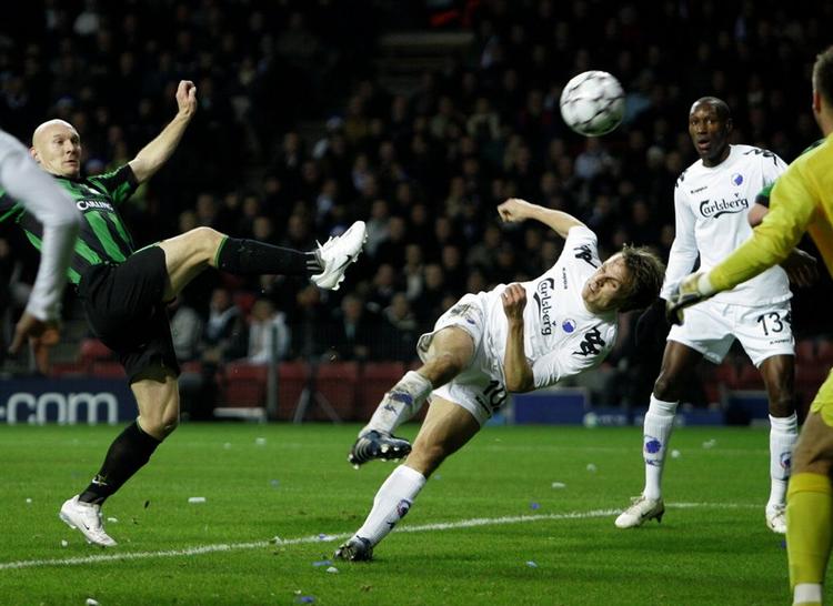 FCKs Jesper Grønkjær scorer til 2-0 foran Celtics Thomas Greavesen. 
