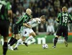 Celtics Thomas Gravesen fælder FCK's Marcus Allbäck, da FC København onsdag vandt 3 - 1 over  Celtic i Champions League. 