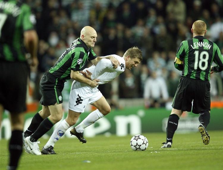 Celtics Thomas Gravesen fælder FCK's Marcus Allbäck, da FC København onsdag vandt 3 - 1 over  Celtic i Champions League. 