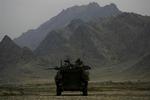 Foto af en canadisk soldat med kikkert på toppen af et pansret køretøj i Kandahar-provinsen. 