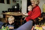 Den pensionerede sundhedsplejerske Rita Friis på 72 har i ti år arbejdet på at finde reservebedster til københavnske forældre. Her er hun med sine egne børnebørn. 