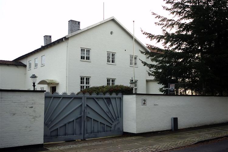 Faderhuset sælger ud af sine værdier. 