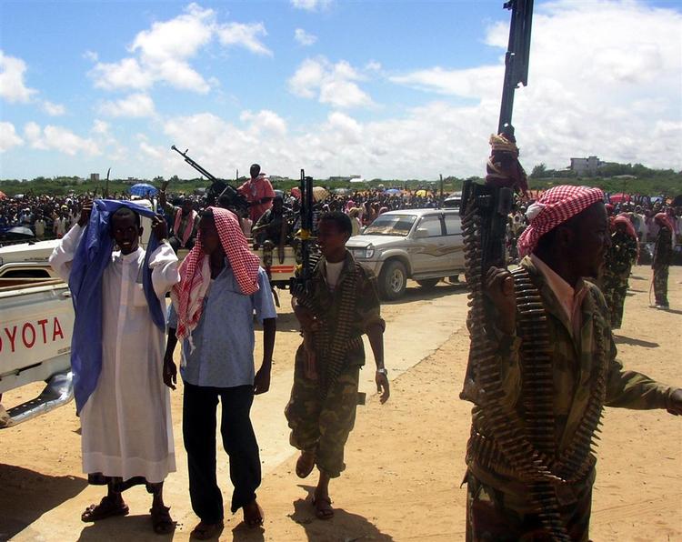 Medlemmer af de Islamiske Domstole patruljerer i Mogadishu under en anti-etiopisk demonstration. 