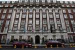 Radioaktiv stråling har også ramt syv ansatte i en bar på Millenium Hotel i London som en udløber af gift-mordet på eks-spionen Aleksandr Litvinenko. 