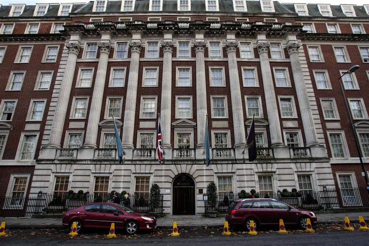 Radioaktiv stråling har også ramt syv ansatte i en bar på Millenium Hotel i London som en udløber af gift-mordet på eks-spionen Aleksandr Litvinenko. 