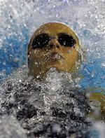 Laure Manadou satte fransk rekord, da hun var hurtigst i EM-semifinalen i 100 meter rygcrawl. 