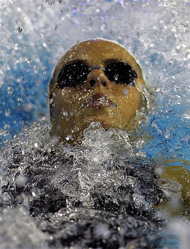 Laure Manadou satte fransk rekord, da hun var hurtigst i EM-semifinalen i 100 meter rygcrawl. 