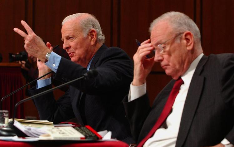 De to ledere af Iraq Study Group, James Baker og Lee Hamilton, mener ikke, at man kan pille enkelte anbefalinger ud af rapporten om Irak. 