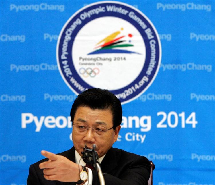 Guvernøren i den sydkoreanske provins Gangwon, Kim Jin-sun, indgik for et par uger siden en aftale med nordkoreanske sportsembedsmænd om at de ville støtte Sydkoreas bud på at afholde Vinter OL i 2014 i byen Pyeongchang. I dag har begge landet afleveret et fælles bud om at stå bag Legene i byen om otte år. 