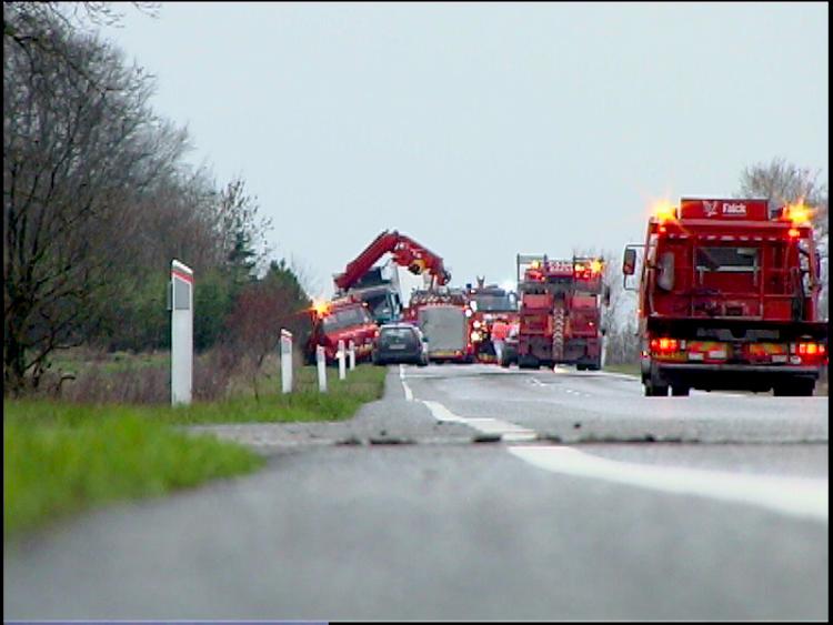 En lastbil og en personbil stødte sammen nær Give. Fire blev dræbt. 