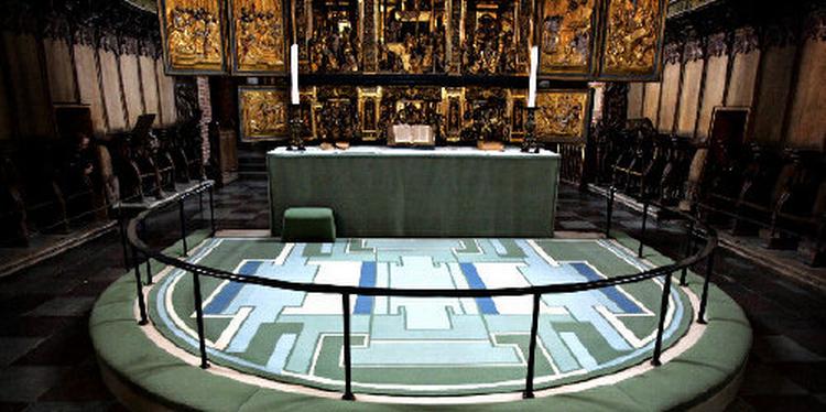 Sådan ser Anna Thommesens udsmykning fra 1977 ud med antependium (alterbordsbeklædning), altertæppe og knæfald i Roskilde Domkirke, når den ikke er delvis tildækket af Dronning Margrethes egen medbragte alterdug og tæppe. 