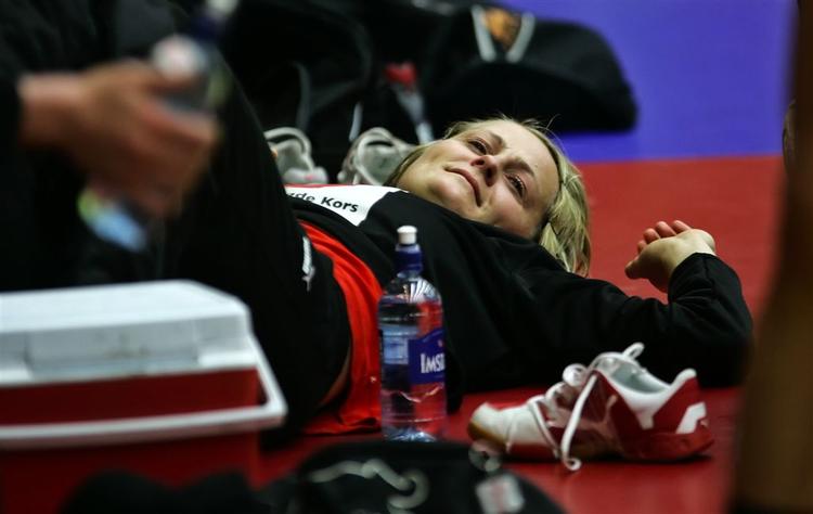 Rikke Nielsen blev skadet ved fredagens træning. Nu har Brian Lyngholm ringet efter Viborgs Trine Troelsen i stedet for. 