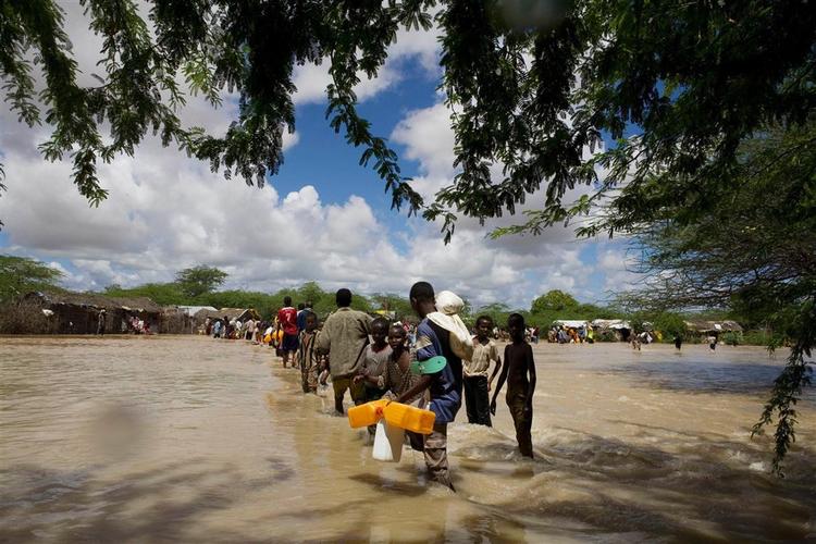Flere end én million mennesker er på flugt fra oversvømmelserne i det østlige Afrika. Her er det floden Dadaab i Kenya, der er gået over sine bredder. 