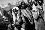 Kvinder der venter på at få mad ved grænsen til Darfur. 