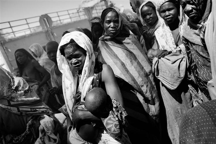 Kvinder der venter på at få mad ved grænsen til Darfur. 