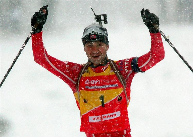 Ole Einar Bjørndalen vandt for ottende gang i træk, mens sneen væltede ned over skiskytterne i Hochfilzen i Østrig 