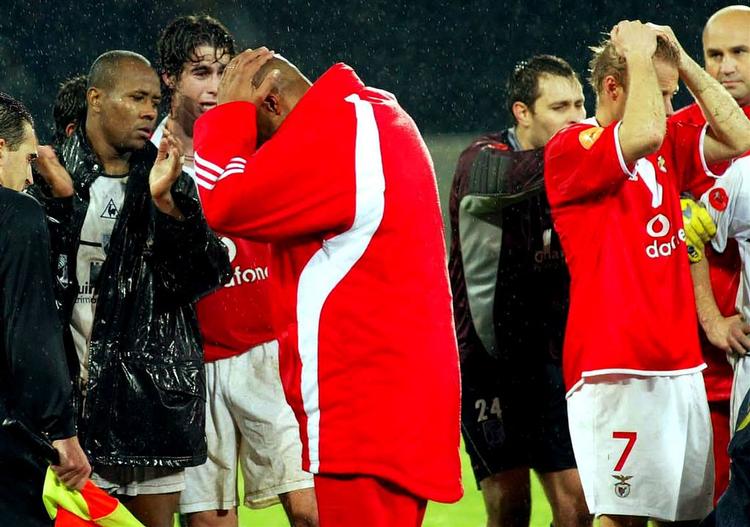 Spillere fra Benfica og Guimaraes i chok efter at benfica-spilleren Miklos Feher er faldtet livløs om på grund af et hjertestop i de sidste minutter af  en kamp i den portugisiske liga i januar 2004. Trods hurtige forsøg på genolivning, stod hans liv ikke til at redde. Herhjemme døde en ung fodboldspiller fra Næstved i juni på trænigsbanen også efter et hjertestop. 