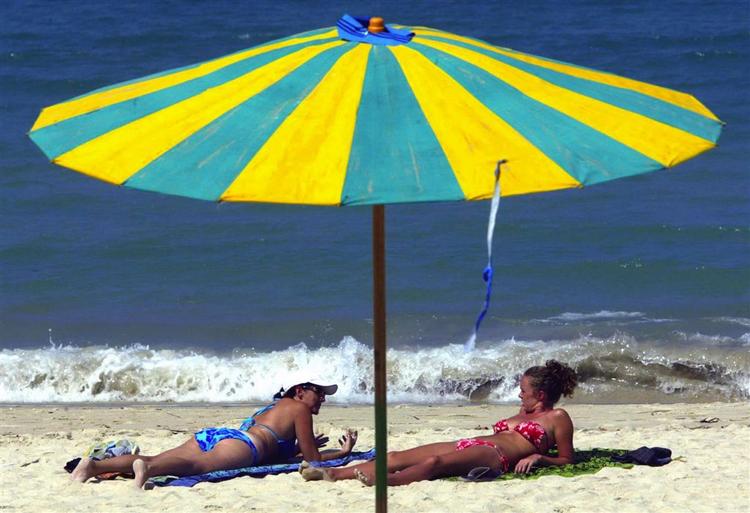 4,7 millioner turister ventes i år at nyde strandene på Phuket. 