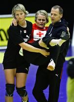 Rikke Nielsen bæres ud af banen, da hun fredag vred om på sin fod. 
