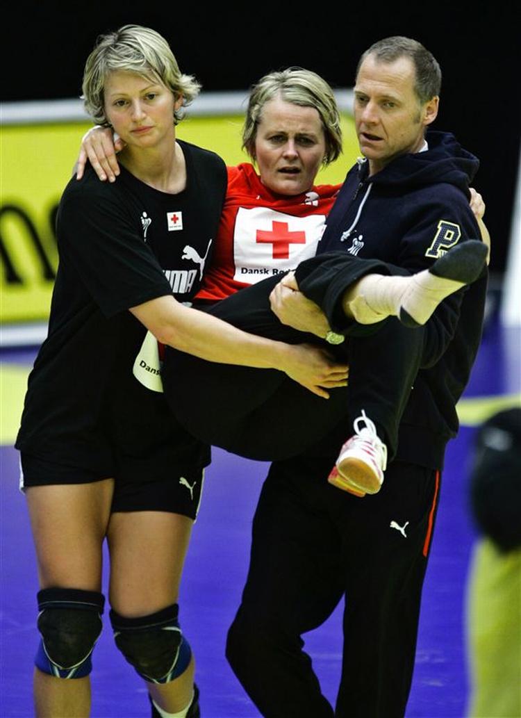 Rikke Nielsen bæres ud af banen, da hun fredag vred om på sin fod. 