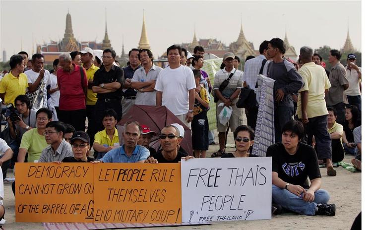 Demonstranter i Bangkok kræver demokrati i landet. 