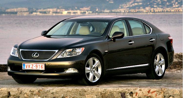 Overdådig luksus og en næsten alt for tyst V8-motor er standard i Lexus LS 460. 