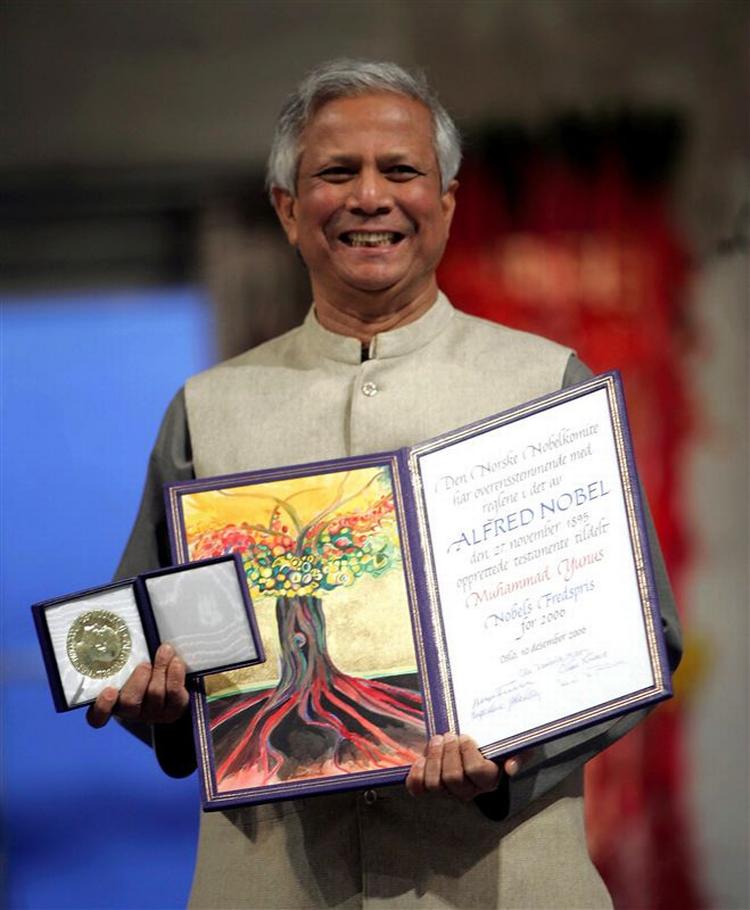 Vinderen af Nobels Fredspris, Muhammad Yunus, da han i Oslo modtog fredsprisen, der er på omkring otte mio. danske kroner. 