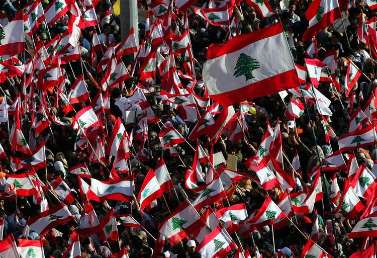 Demonstranter i tusindvis er på gaderne i Beirut. 