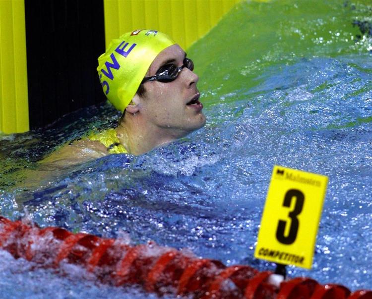 EM-stævnet fik en effektfuld afslutning, da Jonas Tilly fuldendte hvad Stefan Nystrand, Petter Stymne og Marcus Piehl havde startet og satte verdensrekord i 4x50 meter fri. 1.24,89 min. var 15 hundredededele sekund hurtigere end Hollands vindertid fra sidste års EM. 