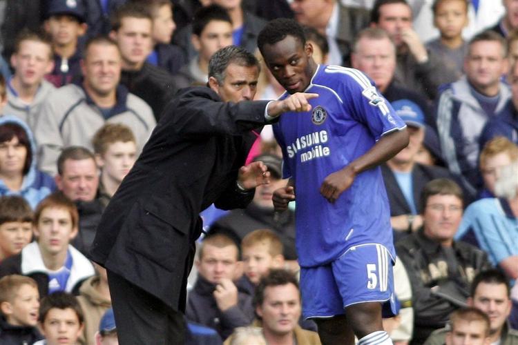 Ghanesiske Michael Essien er blandt de ni Chelsea-spiller, som ifølge manager Mourinho er 'untouchable'. 