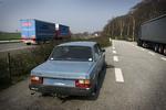 Affaldet på veje og rastepladser hober sig op. Her er et lidt større stykke affald efterladt: En gammel Volvo uden nummerplade. 
