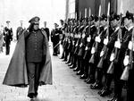 Præsenter gevær. Præsident Pinochet inspicerer tropperne foran præsidentpaladset La Moneda. 