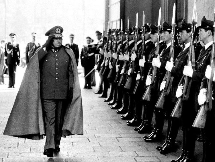 Præsenter gevær. Præsident Pinochet inspicerer tropperne foran præsidentpaladset La Moneda. 