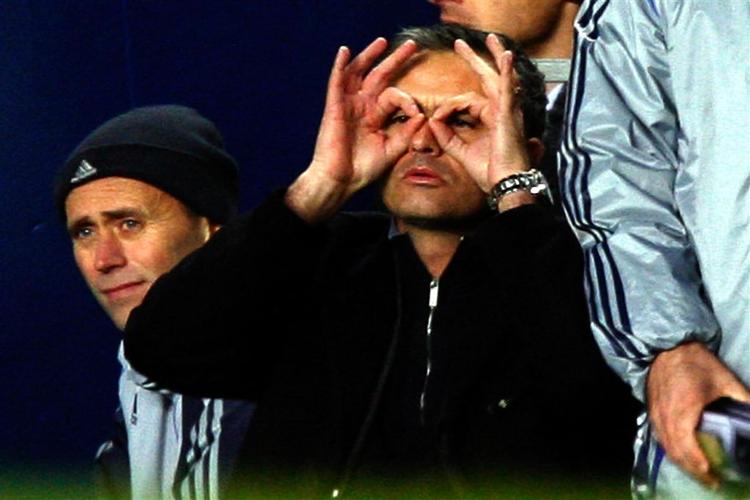 Chelseas manager Jose Mourinho er sur på Arsenal. 