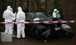 Tyske eksperter undersøger Kovtuns BMW i Hamborg. 