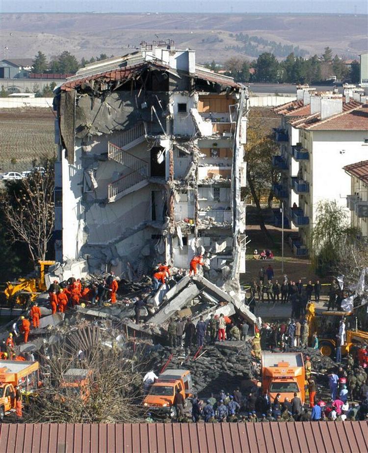 En fem-etager høj bygning faldt helt sammen i det østlige Tyrkiet på grund af en kedel-eksplosion. 