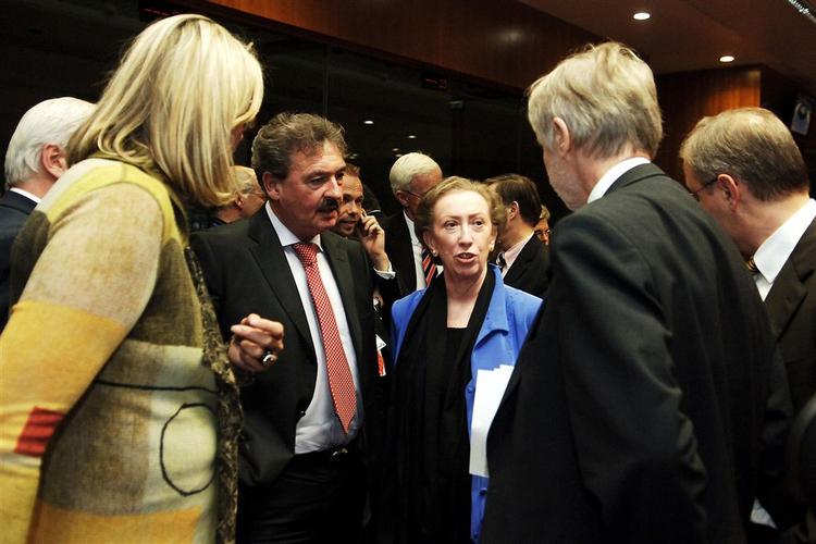 Den britiske udenrigsminister  Margaret Beckett, i midten, i samtale med Luxemburgs udenrigsminister Jean Asselborn. I forgrunden Østrigs udenrigsminister Ursula Plassnik og den finske udenrigsminister Erkki Tuomioja. 